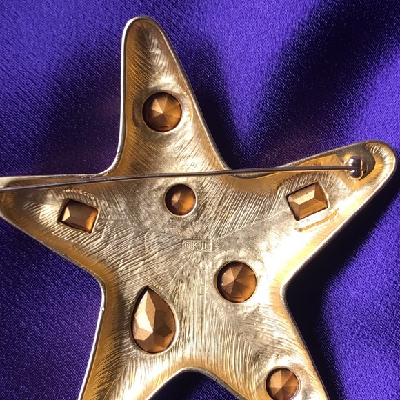 Vintage Kenneth Jay Lane brushed gold and crystal star brooch - Picture 2 of 8